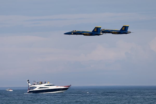 Milwaukee Air Show, Milwaukee, WI — photo 41 of 46